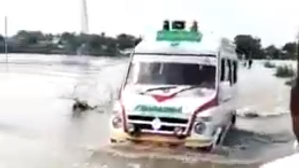 வெள்ளத்தில் மூழ்கிய பாலத்தில் ஓடி ஆம்புலன்சுக்கு வழி காட்டிய சிறுவன்! உயிரை பணயம் வைத்த வீடியோ வைரல்