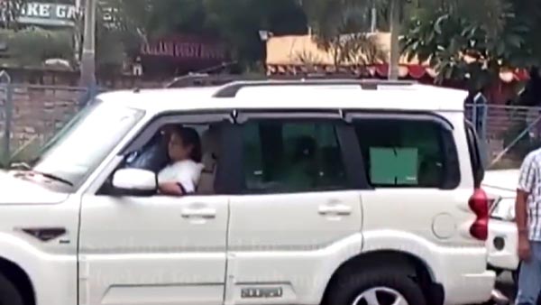 வீதியில் இறங்கி மம்தா அதிரடி... எதற்காக என தெரிந்தால் பாராட்டாமல் இருக்க மாட்டீர்கள்... வைரல் வீடியோ