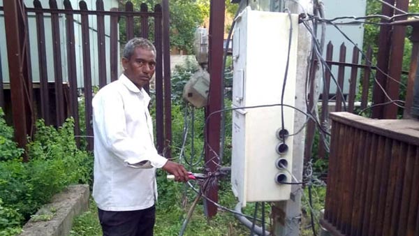 அபராதம் விதித்த போலீசாரை பழிக்கு பழி வாங்கிய எலெக்ட்ரீசியன்... மிரட்டலான செயலை அசால்ட்டாக செய்தார்!!
