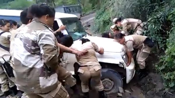 2,000 கிலோ எடையுள்ள மஹிந்திரா பொலிரோ காரை அசால்டாக தூக்கிய பெண் வீராங்கனைகள்... வீடியோ!!!