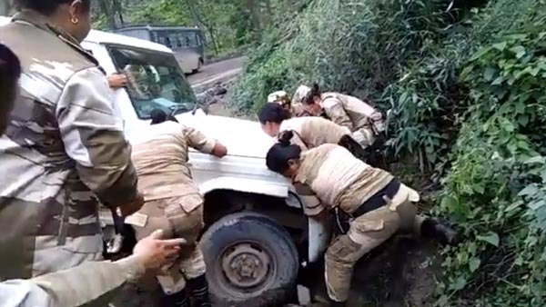 2,000 கிலோ எடையுள்ள மஹிந்திரா பொலிரோ காரை அசால்டாக தூக்கிய பெண் வீராங்கனைகள்... வீடியோ!!!