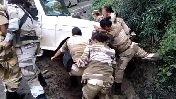 2,000 கிலோ எடையுள்ள மஹிந்திரா பொலிரோ காரை அசால்டாக தூக்கிய பெண் வீராங்கனைகள்... வீடியோ!!!