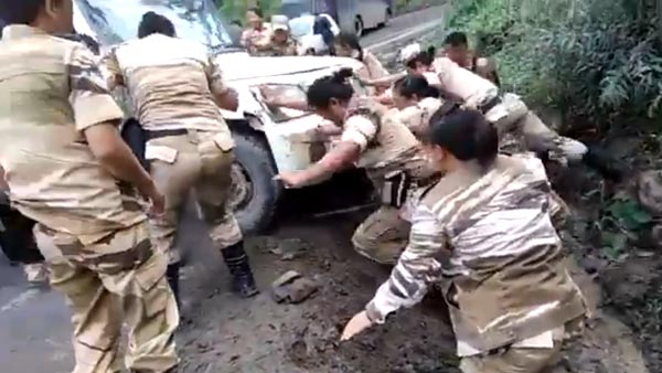 2,000 கிலோ எடையுள்ள மஹிந்திரா பொலிரோ காரை அசால்டாக தூக்கிய பெண் வீராங்கனைகள்... வீடியோ!!!