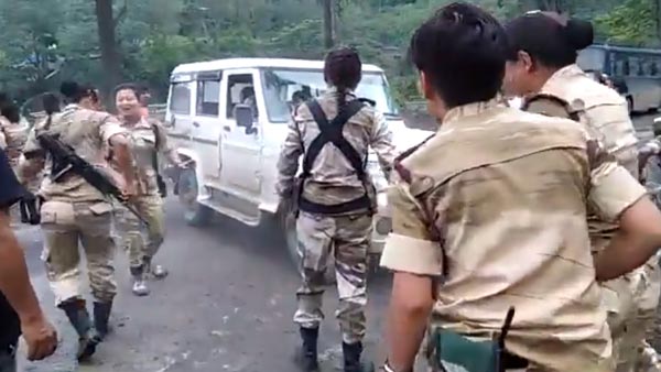 2,000 கிலோ எடையுள்ள மஹிந்திரா பொலிரோ காரை அசால்டாக தூக்கிய பெண் வீராங்கனைகள்... வீடியோ!!!