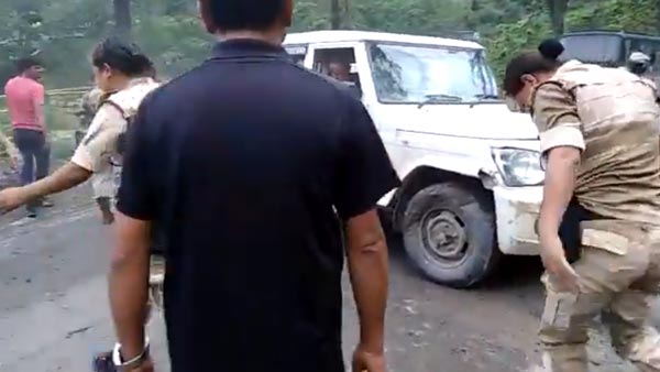 2,000 கிலோ எடையுள்ள மஹிந்திரா பொலிரோ காரை அசால்டாக தூக்கிய பெண் வீராங்கனைகள்... வீடியோ!!!