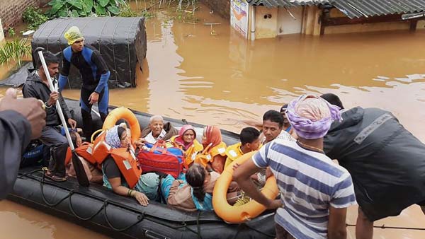 வெள்ளம் சூழ்ந்த நிலையில் மாற்றி யோசித்த மக்கள்! செல்போனை எப்படி சார்ஜ் செய்தனர் தெரியுமா? மாஸ் ஐடியா