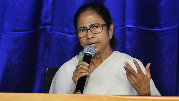 வீதியில் இறங்கி மம்தா அதிரடி... எதற்காக என தெரிந்தால் பாராட்டாமல் இருக்க மாட்டீர்கள்... வைரல் வீடியோ