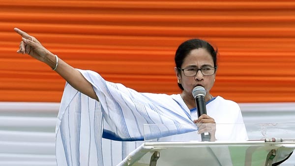வீதியில் இறங்கி மம்தா அதிரடி... எதற்காக என தெரிந்தால் பாராட்டாமல் இருக்க மாட்டீர்கள்... வைரல் வீடியோ