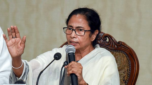வீதியில் இறங்கி மம்தா அதிரடி... எதற்காக என தெரிந்தால் பாராட்டாமல் இருக்க மாட்டீர்கள்... வைரல் வீடியோ