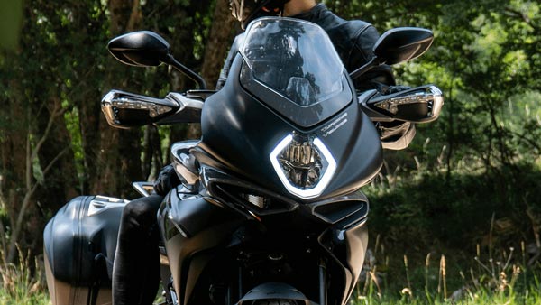 எம்வி அகுஸ்ட்டா டூரிஷ்மோ வெலாஸ் 800 இந்தியாவில் விற்பனைக்கு அறிமுகம்: தயவு செஞ்சி இதோட விலைய மட்டும் தெரிஞ்சிக்க முயற்சி பண்ணாதீங்க!