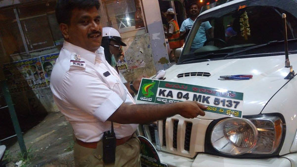 காரின் உரிமையாளருக்கு ஹெல்மெட் அணியவில்லை என செல்லாண்... போலீஸை அணுகிய உரிமையாளருக்கு காத்திருந்த பேரதிர்ச்சி!
