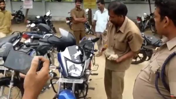 எல்இடி மின் விளக்கை பைக்கின் உரிமையாளரை வைத்தே உடைக்க வைத்த தமிழக போலீஸ்... எதற்கு தெரியுமா...?