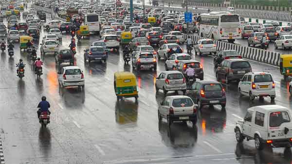 ஊழியர்களை தூக்கி எறியும் நிறுவனங்களுக்கு மத்தியில் குடும்பத்தில் ஒருவனாய் நிற்கும் பஜாஜ்... சூப்பர்!