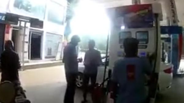 கண் கட்டி வித்தையில் ஈடுபடும் பெட்ரோல் பங்க் ஊழியர்கள்... அதிர்ச்சியில் உறைய வைக்கும் மோசடி அம்பலம்