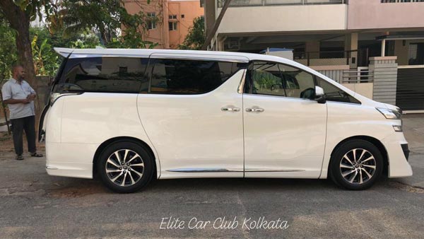 வாடிக்கையாளர்களுக்கு ஸ்பெஷல் தரிசனம் கொடுத்த டொயோட்டா வெல்ஃபயர் எம்பிவி கார் !!