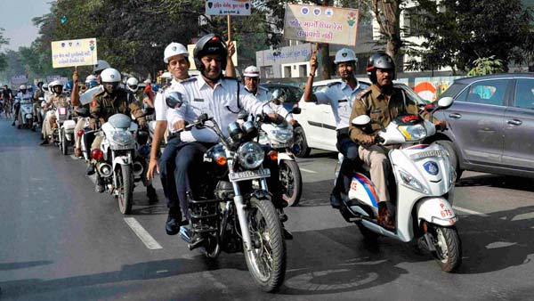 அபராதம் விதித்த போலீசாரை பழிக்கு பழி வாங்கிய எலெக்ட்ரீசியன்... மிரட்டலான செயலை அசால்ட்டாக செய்தார்!!