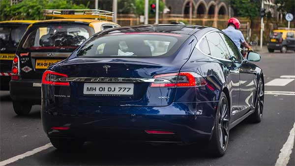 வேறொருவரின் பெயரில் எலெக்ட்ரிக் காரை வாங்கிய அம்பானி... எதற்காக இப்படி வாங்கினார் தெரியுமா?