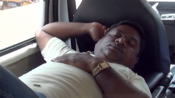 வாய்ல சொன்னா கேக்க மாட்டாங்க... ரோடு போடாத அதிகாரிகளை அலற விட்ட மக்கள்... இந்த ட்ரீட்மெண்ட் புதுசு
