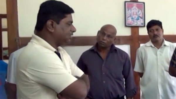 வாய்ல சொன்னா கேக்க மாட்டாங்க... ரோடு போடாத அதிகாரிகளை அலற விட்ட மக்கள்... இந்த ட்ரீட்மெண்ட் புதுசு