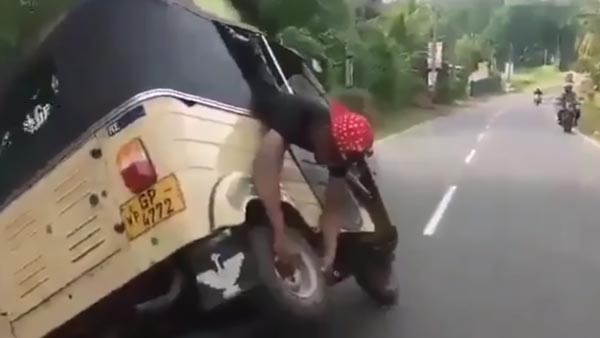 அடேங்கப்பா... ஆட்டோ ஓட ஓட சக்கரத்தை மாற்றிய இளைஞர்கள்... சமூக வலை தளங்களில் வைரலாகும் வீடியோ