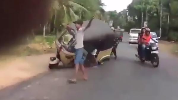 அடேங்கப்பா... ஆட்டோ ஓட ஓட சக்கரத்தை மாற்றிய இளைஞர்கள்... சமூக வலை தளங்களில் வைரலாகும் வீடியோ