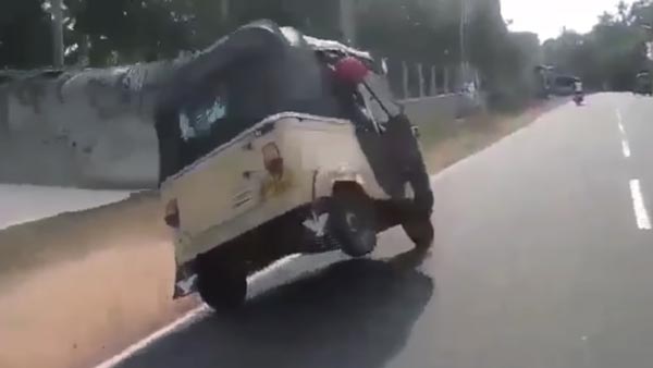 அடேங்கப்பா... ஆட்டோ ஓட ஓட சக்கரத்தை மாற்றிய இளைஞர்கள்... சமூக வலை தளங்களில் வைரலாகும் வீடியோ