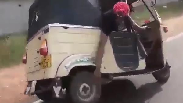அடேங்கப்பா... ஆட்டோ ஓட ஓட சக்கரத்தை மாற்றிய இளைஞர்கள்... சமூக வலை தளங்களில் வைரலாகும் வீடியோ