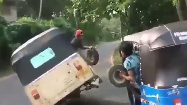 அடேங்கப்பா... ஆட்டோ ஓட ஓட சக்கரத்தை மாற்றிய இளைஞர்கள்... சமூக வலை தளங்களில் வைரலாகும் வீடியோ