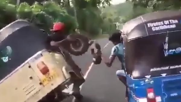 அடேங்கப்பா... ஆட்டோ ஓட ஓட சக்கரத்தை மாற்றிய இளைஞர்கள்... சமூக வலை தளங்களில் வைரலாகும் வீடியோ