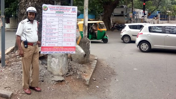 வேற லெவல்... மகள் பள்ளிக்கு செல்லும் சமயத்தில் போலீஸ் அவதாரம் எடுக்கும் பெண்... எதற்காக தெரியுமா?