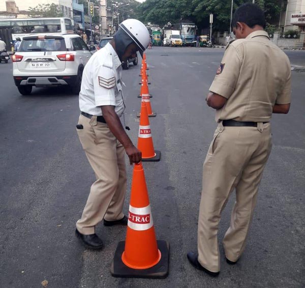 வேற லெவல்... மகள் பள்ளிக்கு செல்லும் சமயத்தில் போலீஸ் அவதாரம் எடுக்கும் பெண்... எதற்காக தெரியுமா?