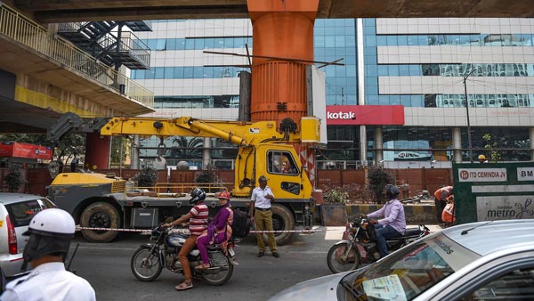 வேற லெவல்... மகள் பள்ளிக்கு செல்லும் சமயத்தில் போலீஸ் அவதாரம் எடுக்கும் பெண்... எதற்காக தெரியுமா?