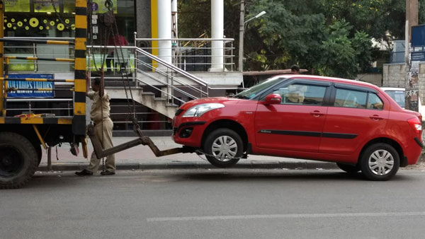 ஸ்கூட்டரில் சென்ற போலீஸுக்கு வந்த சோதனையைப் பார்த்தீங்களா... பெண் வெளியிட்ட வீடியோ வைரலானதால் சிக்கல்!