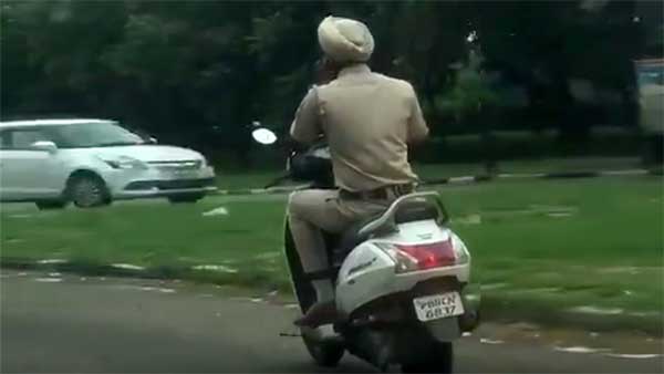 ஸ்கூட்டரில் சென்ற போலீஸுக்கு வந்த சோதனையைப் பார்த்தீங்களா... பெண் வெளியிட்ட வீடியோ வைரலானதால் சிக்கல்!