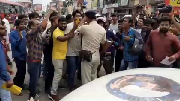 போக்குவரத்து விதியை மீறிய போலீசார்... அடுத்து நடந்தது என்ன?