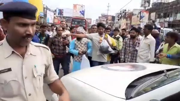 போக்குவரத்து விதியை மீறிய போலீசார்... அடுத்து நடந்தது என்ன?