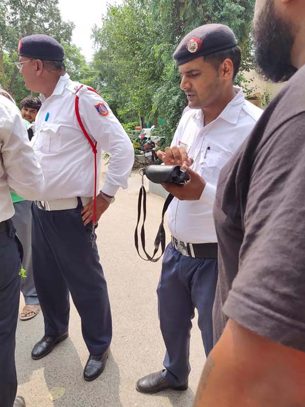 பைக்கில் பாடல் கேட்டதற்காக லைசென்ஸ் பறிமுதல்: விலையுயர்ந்த பைக்கின் உரிமையாளர் வேதனை... இதெல்லாம் ரொம்ப ஓவருங்க!