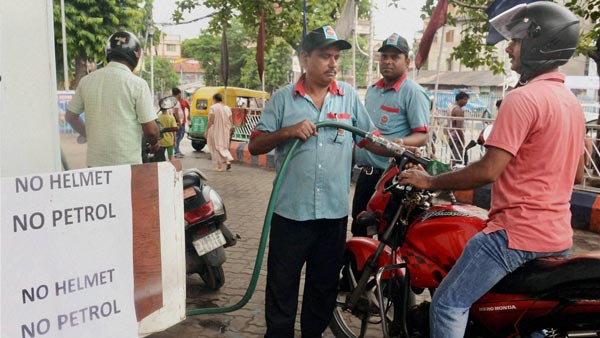 பாட்ஷா ரஜினி பாணியில் உண்மையை கூறிய இளைஞர்: அபராதமின்றி விட்ட போலீஸ்.. அப்படி என்ன சார் சொன்னீங்க!