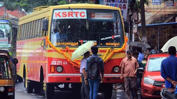 தவறான பாதையில் வேகமாக வந்த அரசு பேருந்து... துணிச்சலாக எதிரில் நின்ற பெண்... வைரல் வீடியோ!