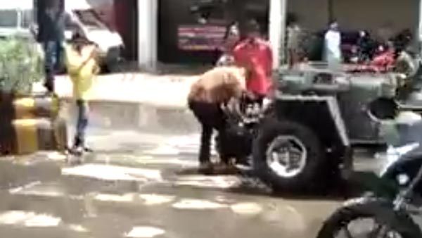 சொந்த செலவில் சூன்யம்: டிக் டாக் வீடியோவுக்காக பல லட்சம் மதிப்புள்ள ஜீப்பை நடுரோட்டில் எரித்த இளைஞர்... வீடியோ!