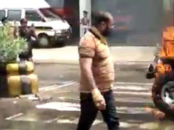சொந்த செலவில் சூன்யம்: டிக் டாக் வீடியோவுக்காக பல லட்சம் மதிப்புள்ள ஜீப்பை நடுரோட்டில் எரித்த இளைஞர்... வீடியோ!
