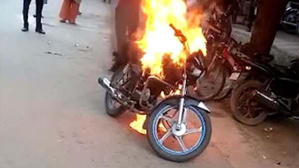 பைக்கை கொளுத்திய இளைஞர்... மோடி அரசின் திட்டம் வேலை செய்ய துவங்கியது!!