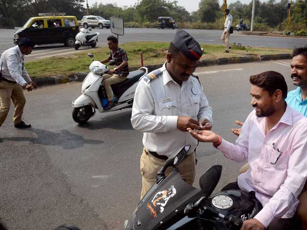 படையெடுக்கும் வாகன ஓட்டிகள்... அபராதம் மிக கடுமையாக உயர்ந்ததால் எந்த நிறுவனங்களுக்கு லாபம் தெரியுமா?
