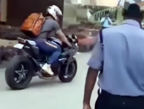 விலையுயர்ந்த பைக்கில் சுற்றி திரிந்த நம்ம 'தல' தோனி... இந்த பைக்கின் விலை எவ்வளவு தெரியுமா...?