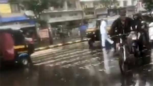 ஆளையே மூழ்கடிக்கும் பெரு வெள்ளம்: சைக்கிளில் சென்ற பிரபல நட்சத்திர நடிகர்... எதற்காக தெரிஞ்சா ஆச்சரியப்படுவீங்க!