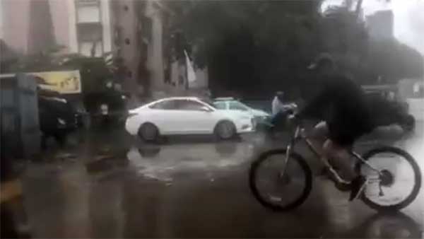 ஆளையே மூழ்கடிக்கும் பெரு வெள்ளம்: சைக்கிளில் சென்ற பிரபல நட்சத்திர நடிகர்... எதற்காக தெரிஞ்சா ஆச்சரியப்படுவீங்க!