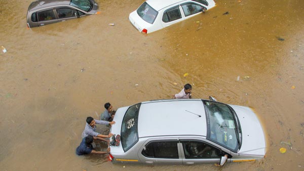 ஆளையே மூழ்கடிக்கும் பெரு வெள்ளம்: சைக்கிளில் சென்ற பிரபல நட்சத்திர நடிகர்... எதற்காக தெரிஞ்சா ஆச்சரியப்படுவீங்க!