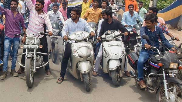 கடும் அதிர்ச்சி... டூவீலர் ஓட்டும்போது செருப்பு அணிய கூடாதா? வாகன ஓட்டிகளை நடுங்க வைக்கும் விதிமுறை