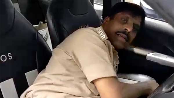 மதுபோதையில் ஆர்டிஓ ஆய்வாளர் செய்த காரியத்தால் பரபரப்பு: விரட்டி பிடித்த பொதுமக்கள்... வீடியோ!