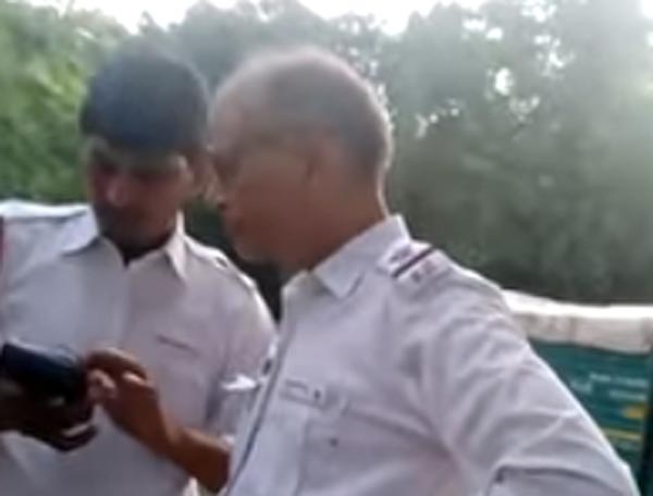 போலீசுக்கு எதிராக ஒன்று கூடிய பொதுமக்கள்... வீடியோ வெளியிட்டு பாடம் கற்பித்த பெண்!!!